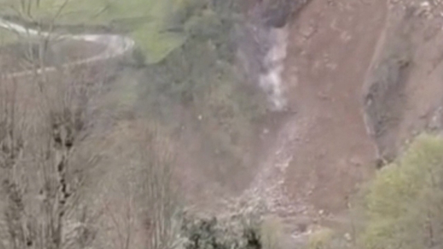 Rize'de yamaçtan düşen kaya saniye saniye kameraya yansıdı