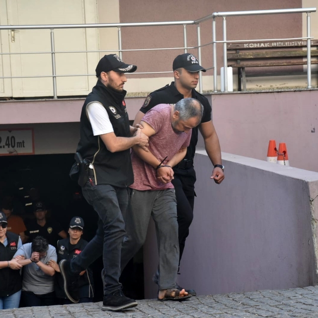 İzmir'deki polis merkezi saldırısı davasında ara karar açıklandı
İzmir'de 3...