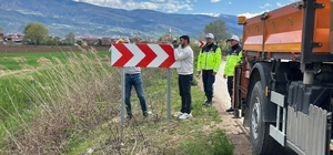 Niksar'da köy yollarında eskiyen veya eksik olan tabelalar yenileniyor