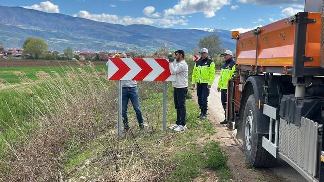 Niksar'da köy yollarında eskiyen veya eksik olan tabelalar yenileniyor