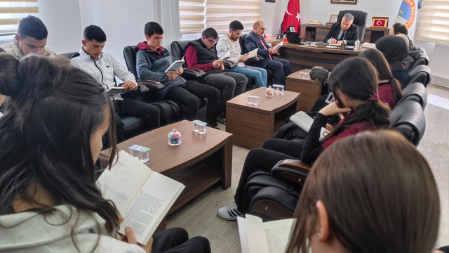 Oğuzlar Belediye Başkanı Cebeci, öğrencilerle kitap okudu