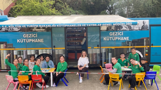 Yağlıdere'de gezici kütüphane öğrencileri kitapla buluşturdu