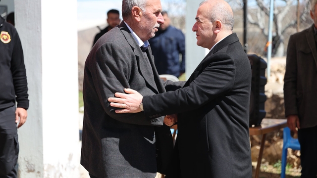 Elazığ Valisi Hatipoğlu şehit polisin ailesine taziye ziyaretinde bulundu