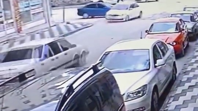 Elazığ'da otomobillerin çarpışma anı kameraya yansıdı