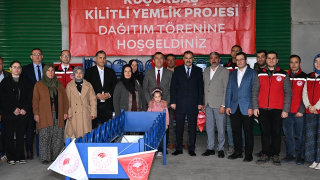 Demirci'de küçükbaş üreticilerine "Kilitli yemlik" desteği