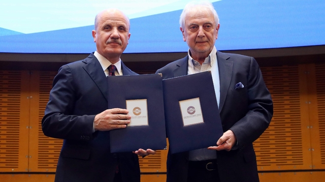 YÖK ile EBSO arasında iş birliği protokolü
YÖK Başkanı Erol Özvar:
"İmzaladığımız protokol, yükseköğretim ile sanayi arasında güçlü ve kalıcı bir ekosistem kurma iradesinin somut bir tezahürüdür"
"Çok daha fazla sayıda OSB-MYO'yu ülkemize kazandıracağız"
"İzmir'de 41 farklı sektörle yapmış olduğumuz analiz sonucunda eşleşmiş olan 93 farklı program türünde eğitim gören toplam 12 bin 627 öğrenci işletmede mesleki eğitim imkanlarından istifade edecek"