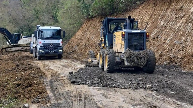 Türkeli'de heyelan sonrası köy yolu güvenli hale getirildi