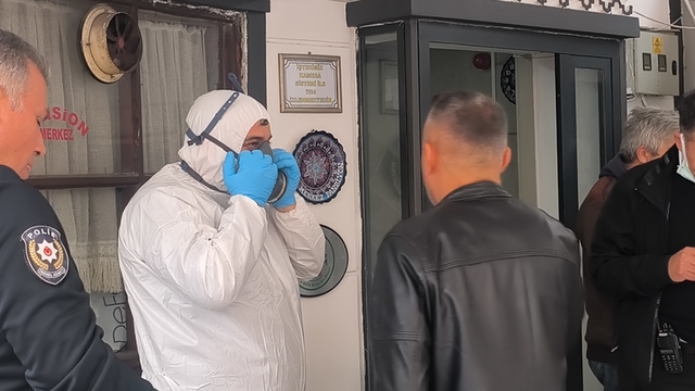 Kaldığı pansiyon odasında ölü olarak bulundu
Öldüğü, konaklama süresi sona erip kapısı çalınınca fark edildi