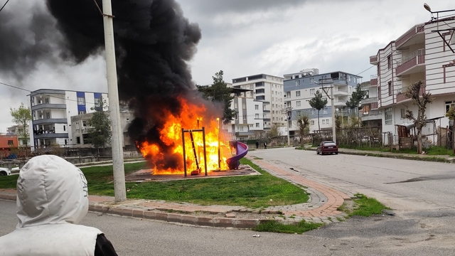 Batman'da çocuk parkında korkutan yangın