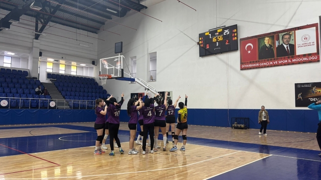 Muş Sultan Alparslan Yurdu Kız Voleybol Takımı yarı finale yükseldi