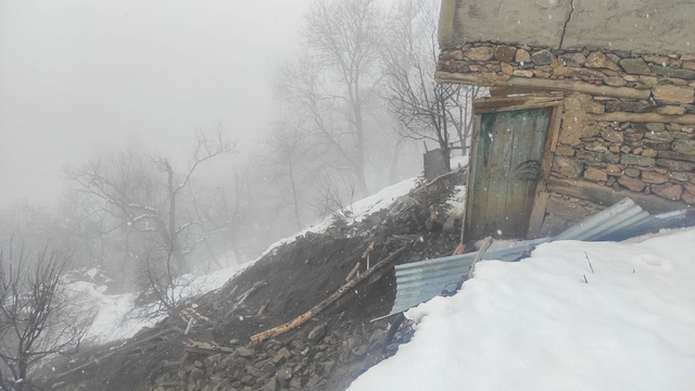 Çatak'ta toprak kayması: 2 katlı ev hasar gördü