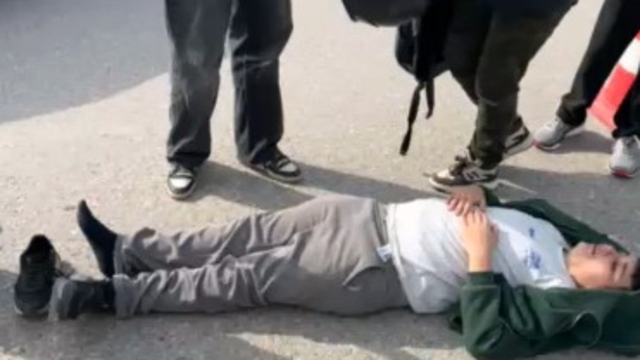 Motosiklet yolun karşısına geçen bisikletliye çarptı; 1'i çocuk, 3 yaralı