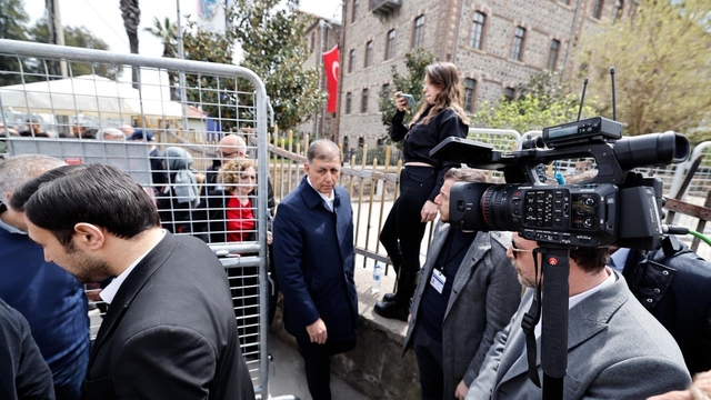 Başkan Tugay: "Meslek Fabrikası için mücadele sürecek"
İzmir Büyükşehir Belediye Başkanı Cemil Tugay, binadaki demirbaşlar için mahkeme heyeti ve belediye avukatlarıyla birlikte tespit işlemlerine katıldı