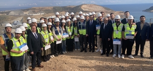 Bakan Bak Akkuyu NGS'de konuştu: "Büyüyen, gelişen, güçlü bir Türkiye var" Gençlik ve Spor Bakanı Osman Aşkın Bak: "İran ile İsrail ve Amerika arasındaki savaş sürecinde Hürmüz Boğazının kapatılması, dünyada enerji güvenliğinin ne kadar önemli olduğunu ifade eden bir süreç oldu" "Cumhurbaşkanımız Recep Tayyip Erdoğan'a teşekkür ediyoruz; gerçekten bugüne kadar ne kadar önemli adımlar attığını görüyoruz"