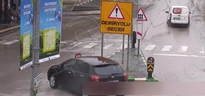 Kontrolden çıkan otomobil durakta bekleyenleri teğet geçti: O anlar kamerada