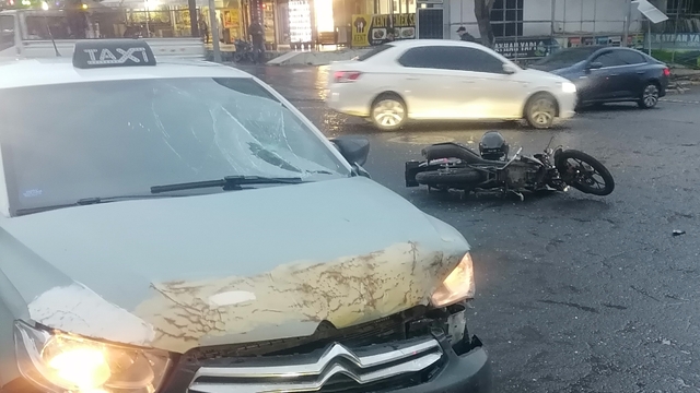 Diyarbakır'da taksinin çarptığı motosiklet sürücüsü yaralandı