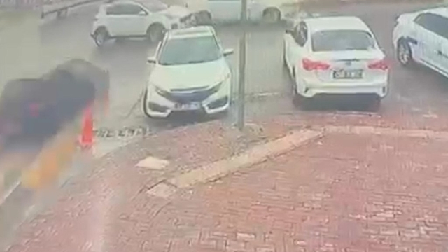 Şanlıurfa'da iki otomobilin çarpıştığı kaza kamerada; 3 yaralı