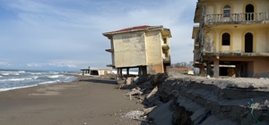 6 yıl önce tahliye edilen villalardan biri yan yattı