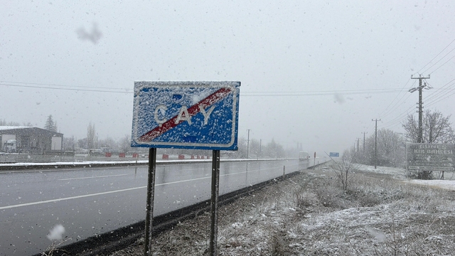 Lapa lapa yağan kar ilçeyi beyaza bürüdü