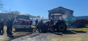 Evin bahçede park halindeki traktör yandı