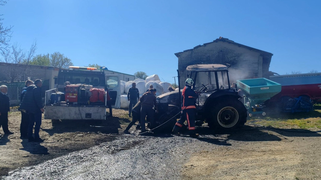 Evin bahçede park halindeki traktör yandı