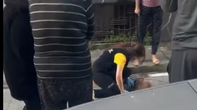 Müşterisinin evinde temizlik yaparken 5'inci kattan düşüp, yaralandı