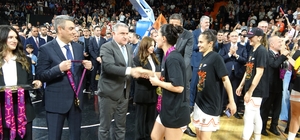 Bakan Bak, ÇBK Mersin’in şampiyonluk sevincine ortak oldu