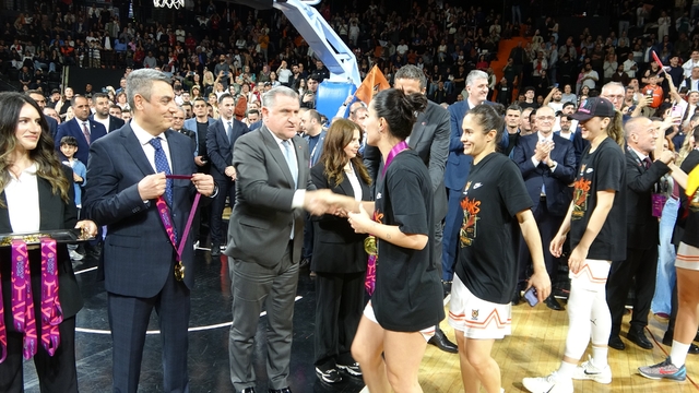 Bakan Bak, ÇBK Mersin'in şampiyonluk sevincine ortak oldu