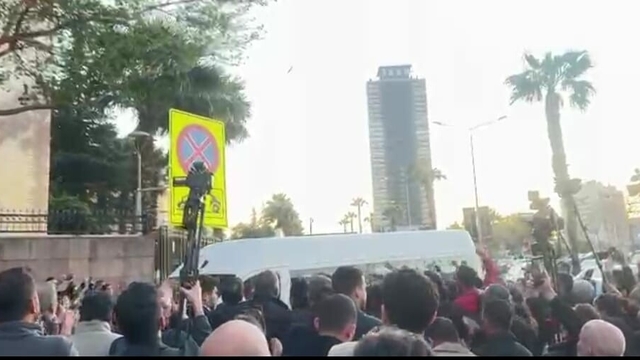 Bornova Belediye Başkanı 'dolandırıcılık' ve 'resmi belgede sahtecilik' suçlarından gözaltına alındı (4)