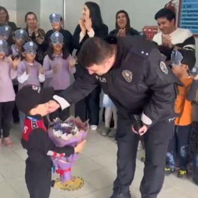 İhbar üzerine okula giden polisler sürpriz kutlamayla karşılandı