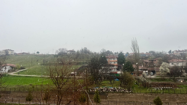 Hamamözü'nde nisan ayında kar yağdı