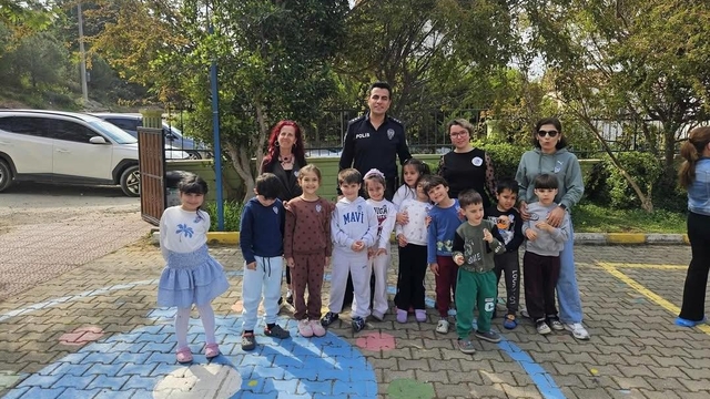 Datça'da anaokulu öğrencileri Polis Haftasını kutladı