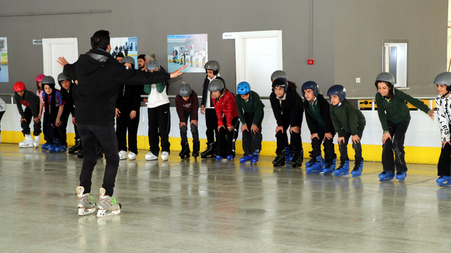 Van'da bir yılda 10 bin öğrenciye buz pateni eğitimi verildi