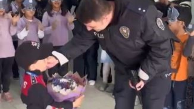 İhbar üzerine okula giden polisler sürpriz kutlamayla karşılandı