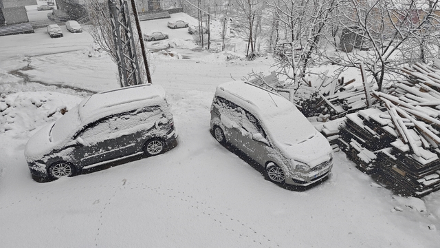 Bitlis'te nisanda kara kış: 84 köy yolu ulaşıma kapandı