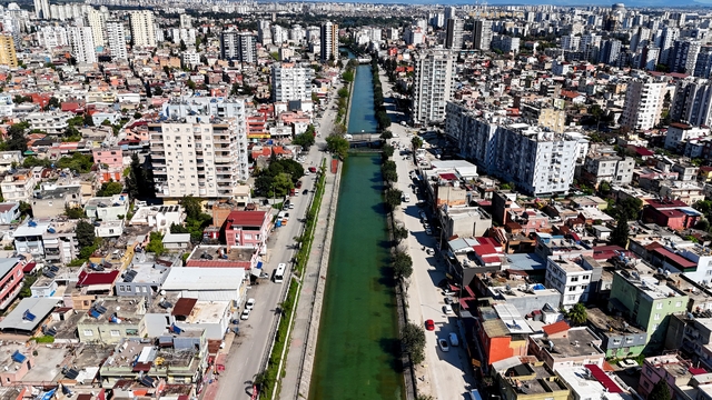 Çukurova'da barajlar dolunca kanallar da yeniden suyla buluştu
Çukurova'yı örümcek ağı gibi saran kanallara su verildi