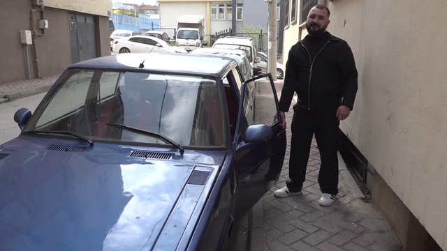 Yarım ekmek döneri arabayla takas etmek istediler
Aracını satmak isteyen adama 1 litre koladan dönere kadar her şeyle takas teklifinde bulundular
Enes Özçelik:
"Araca karşılık ısırılmış döner, içinden 2 dal içilmiş sigara veya 1 litre kola teklif eden var"
"Aracı bir kenara park ettik sonra nereye koyduğumuzu unuttuk, 2 ay sonunda bulduk"