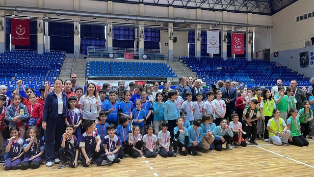 Efeler'de minikler sporla buluştu