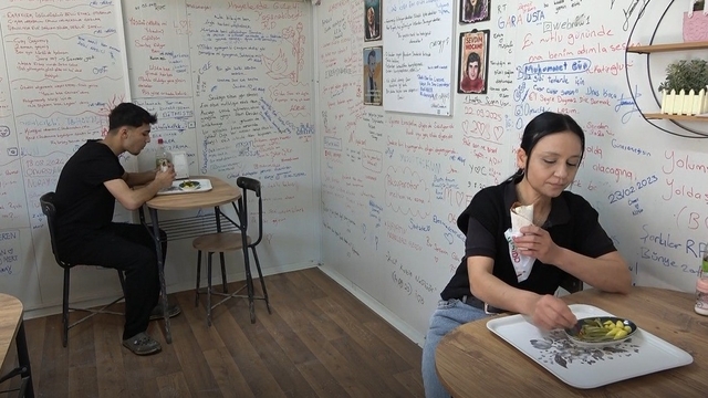 Konteynerdeki çiğ köftecinin duvarları 'duygu duvarı'na dönüştü