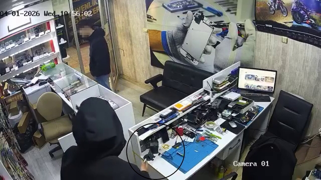 Arkadaşının 'kamera var' demesine aldırış etmeyen hırsız telefonu çaldı