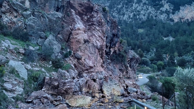 Fethiye'de yamaçtan düşen kaya parçaları yolu kapattı