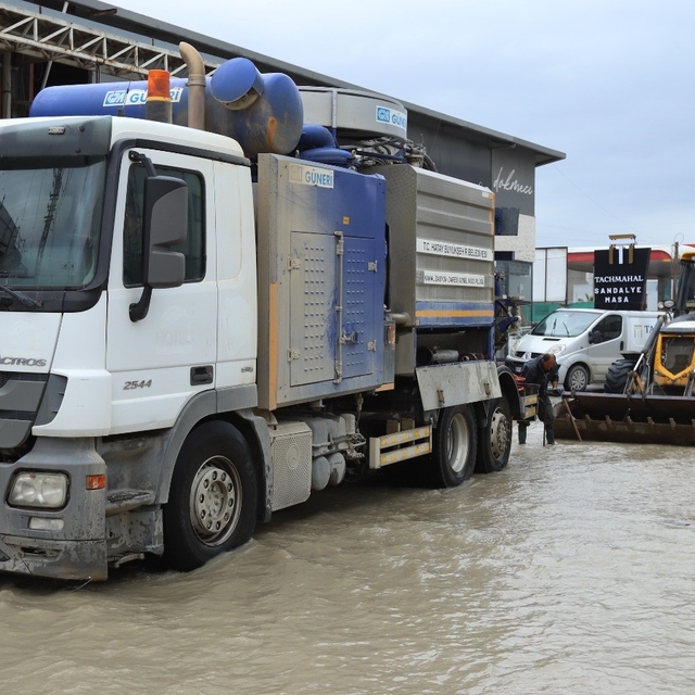 Hatay Büyükşehir Belediyesi ekipleri, 110 noktaya müdahale ederek 32 vatand...