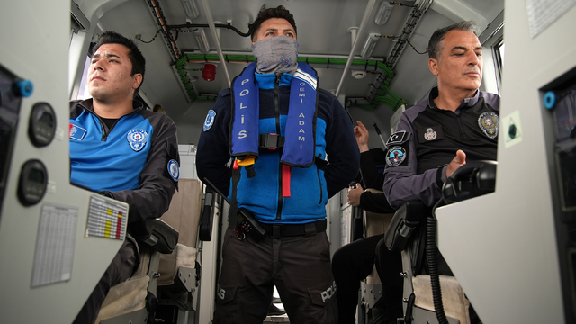 Deniz polisleri, teşkilatlarının 181. kuruluş yıl dönümünü su altında bayrak açarak kutladı