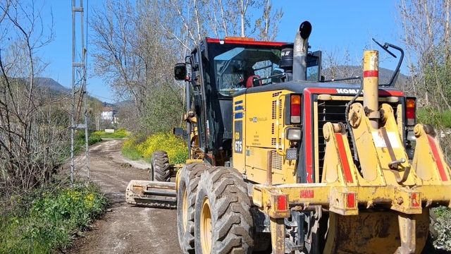 Bilecik'te arazi yollarında greyderle düzenleme çalışması