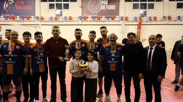 Bilecik'te Kurumlar Arası Bahar Voleybol Turnuvası nefes kesen finale sahne oldu