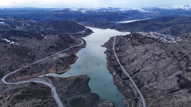 Sivas'ta 14 yıl sonra su yüzeyine çıkan köy yeniden sulara gömüldü