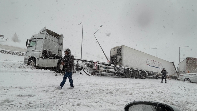 Bitlis'te 4 tır ve 2 otomobil çarpıştı: 5 yaralı