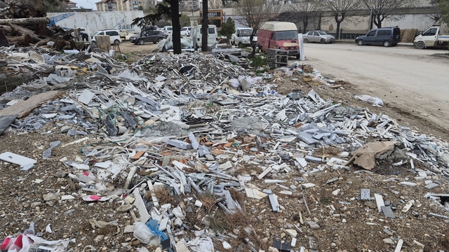 Sanayi sitesindeki boş alanlar mermer atıkları ve inşaat molozlarıyla doldu