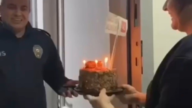 Üniversite öğrencilerinin kavga ihbarına geldiler, pasta ile karşılaştılar
Üniversite öğrencilerden polise 'Polise uzanan eller kırılsın" yazılı pasta sürprizi