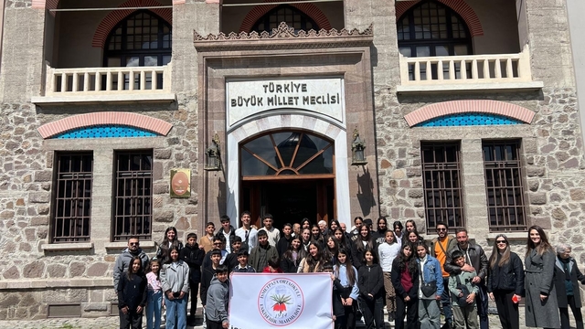 Mahmudiyeli öğrenciler "Kucak Dolusu Hayaller" projesiyle ilk kez Ankara'ya gitti